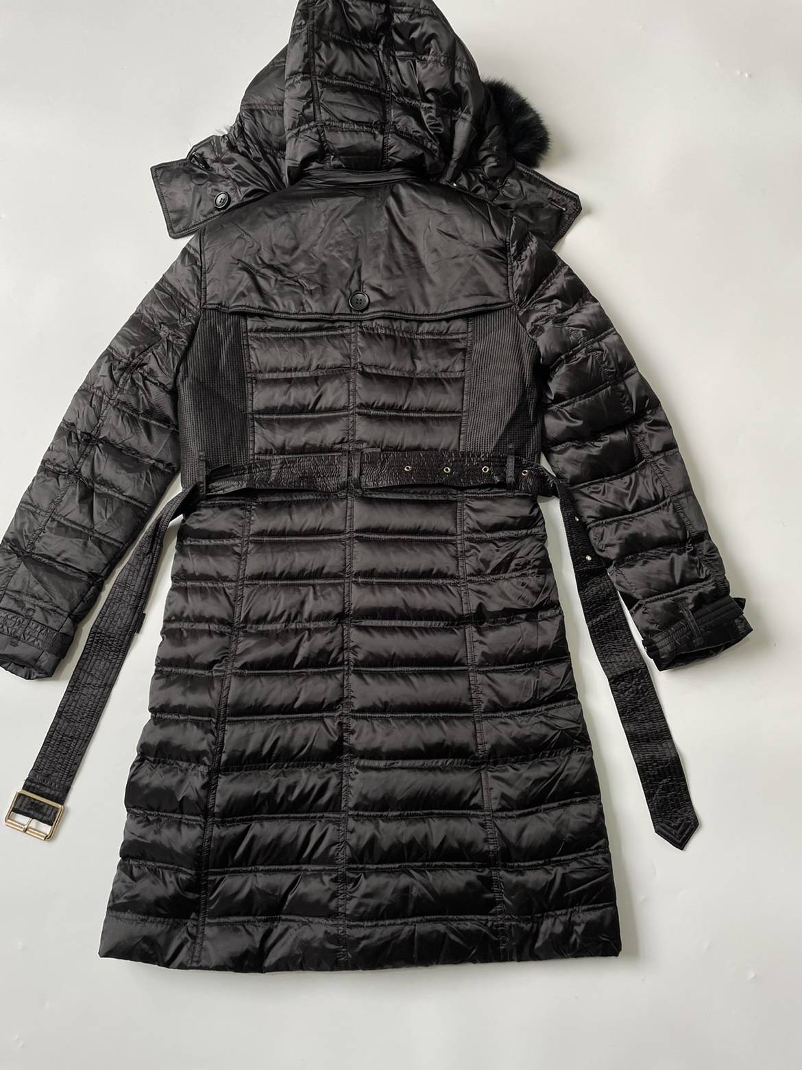 The town shop, the man's hand yi, the temperature hugged in the cold winter goose down the British style down jacket.