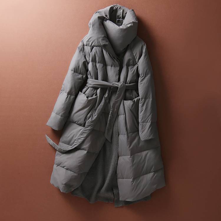Atmospheric stand -up collar is a belt down jacket