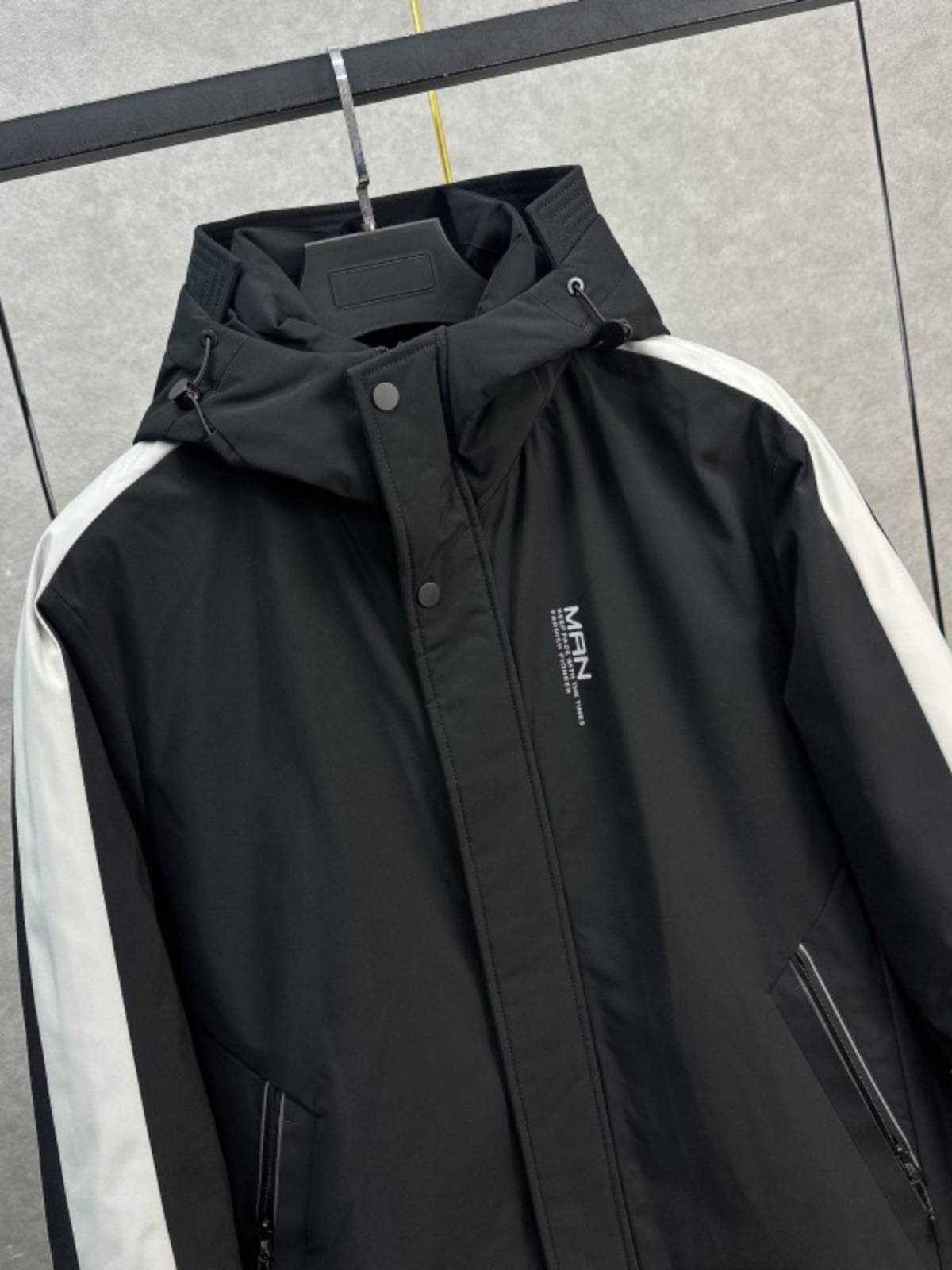 Leisure hooded standard three -proof fabric down jacket