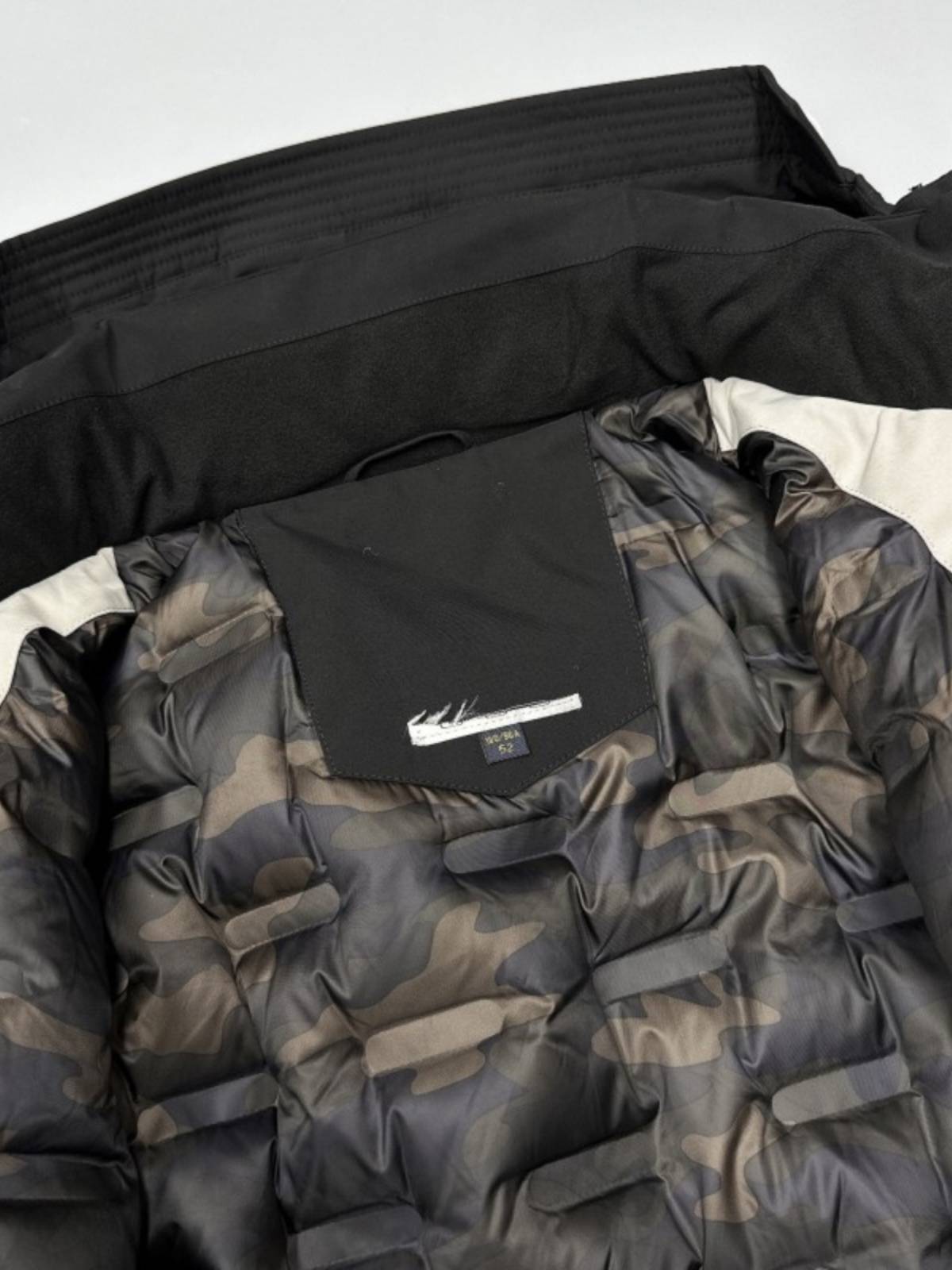 Leisure hooded standard three -proof fabric down jacket