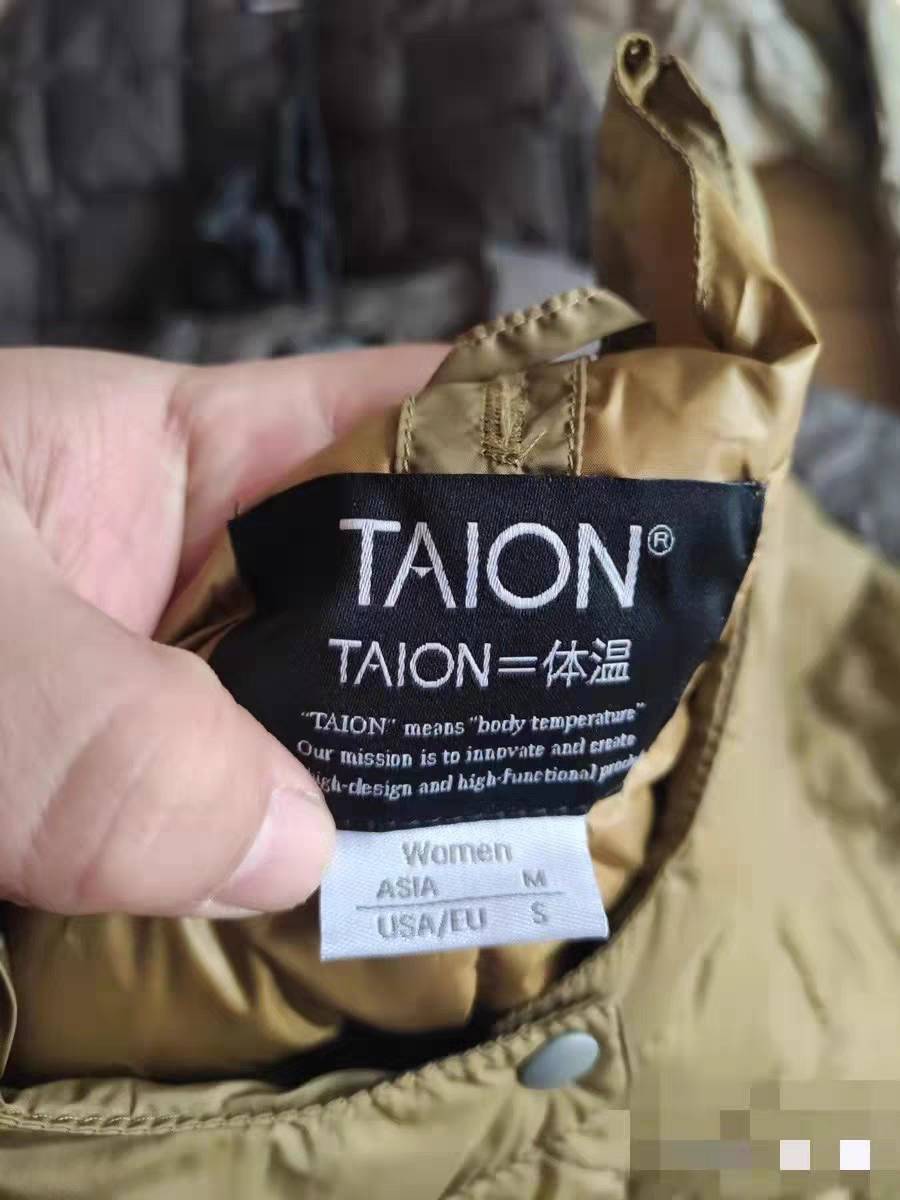 TAION men's and women's same -fit down jackets, inventory, and slightly stains. It is recommended not to shoot