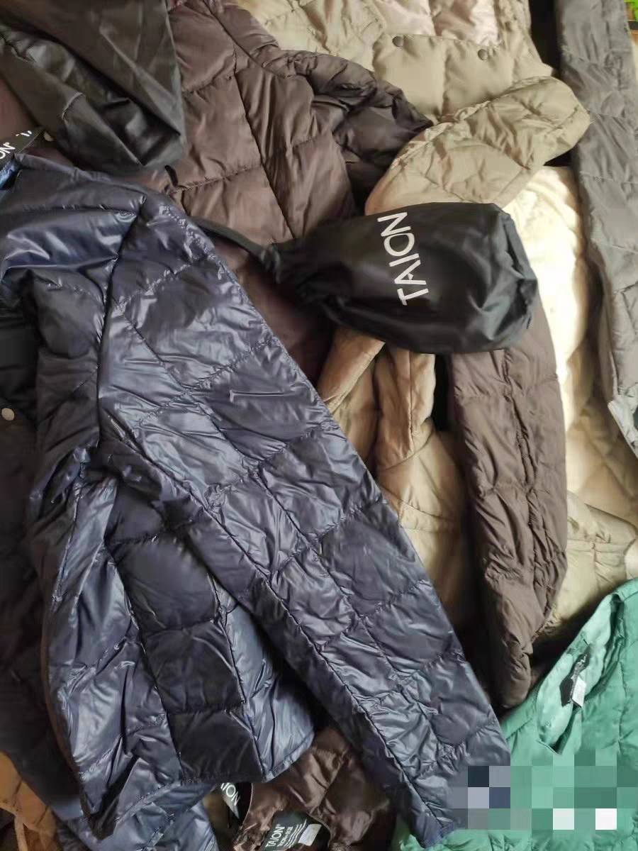TAION men's and women's same -fit down jackets, inventory, and slightly stains. It is recommended not to shoot