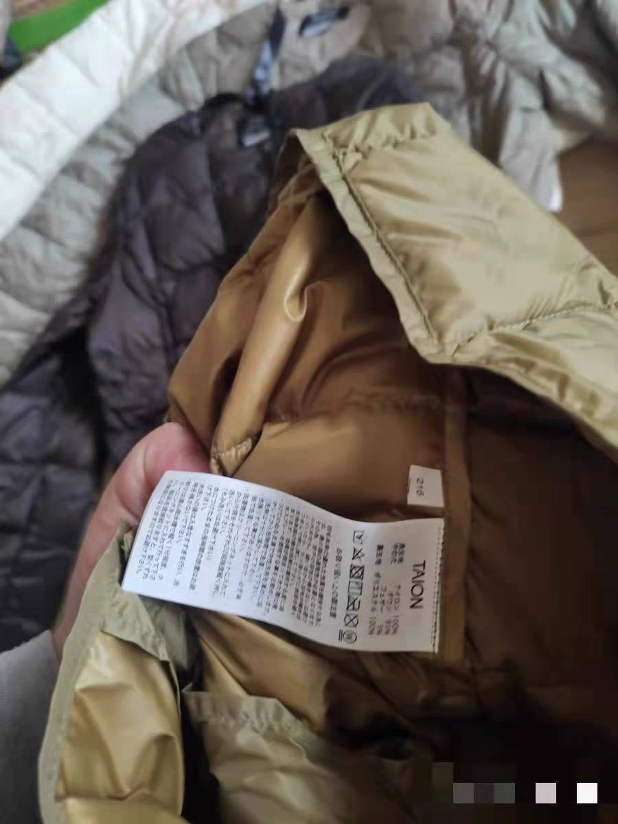 TAION men's and women's same -fit down jackets, inventory, and slightly stains. It is recommended not to shoot