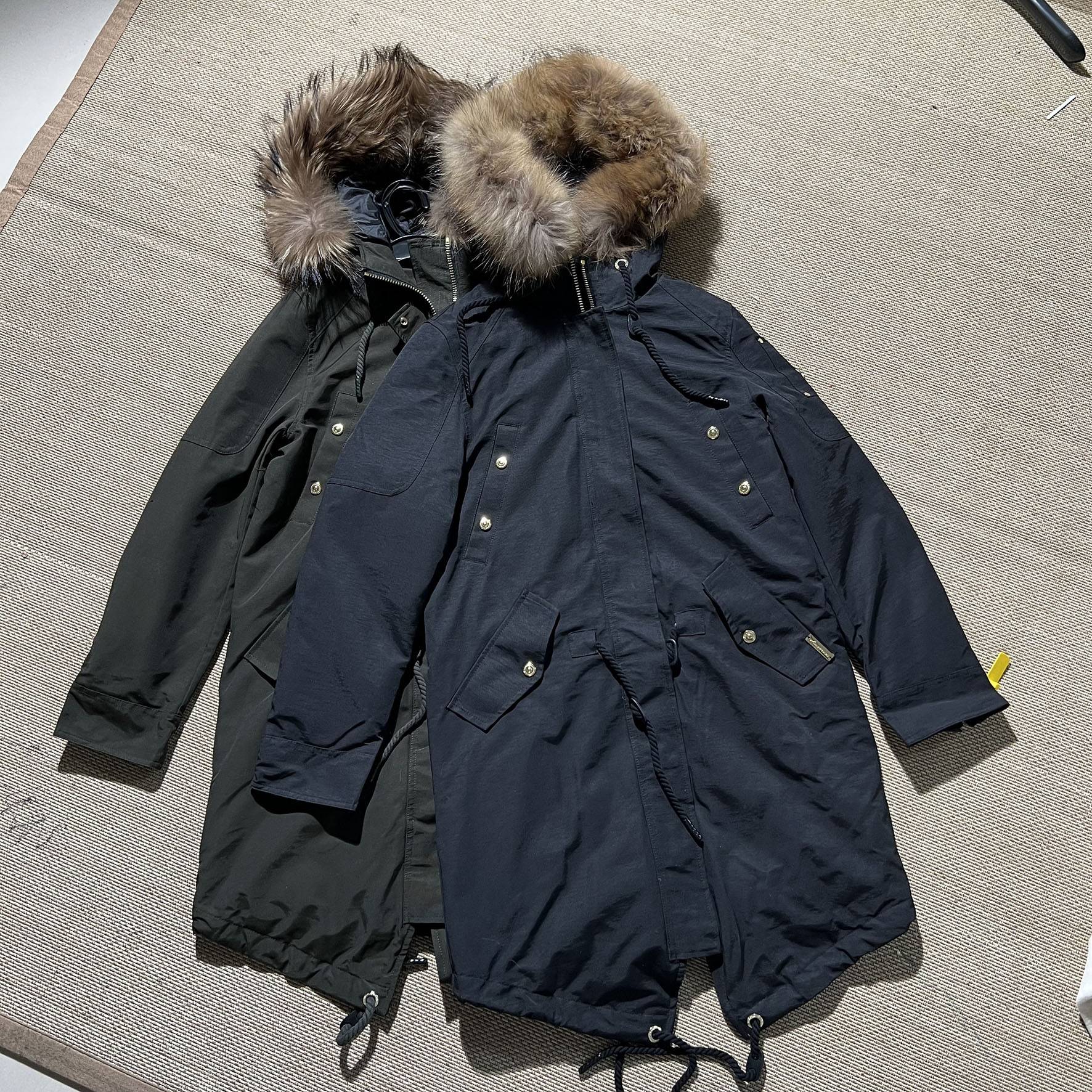 There are windproof waterproof fabrics, men and women can wear down jackets