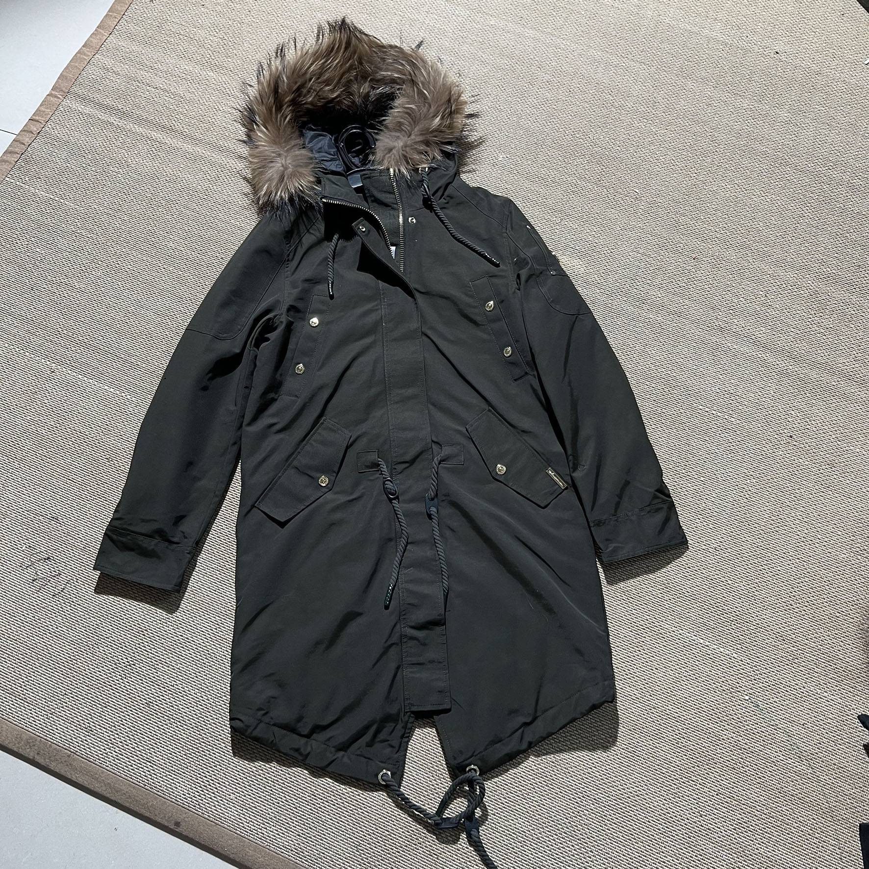 There are windproof waterproof fabrics, men and women can wear down jackets