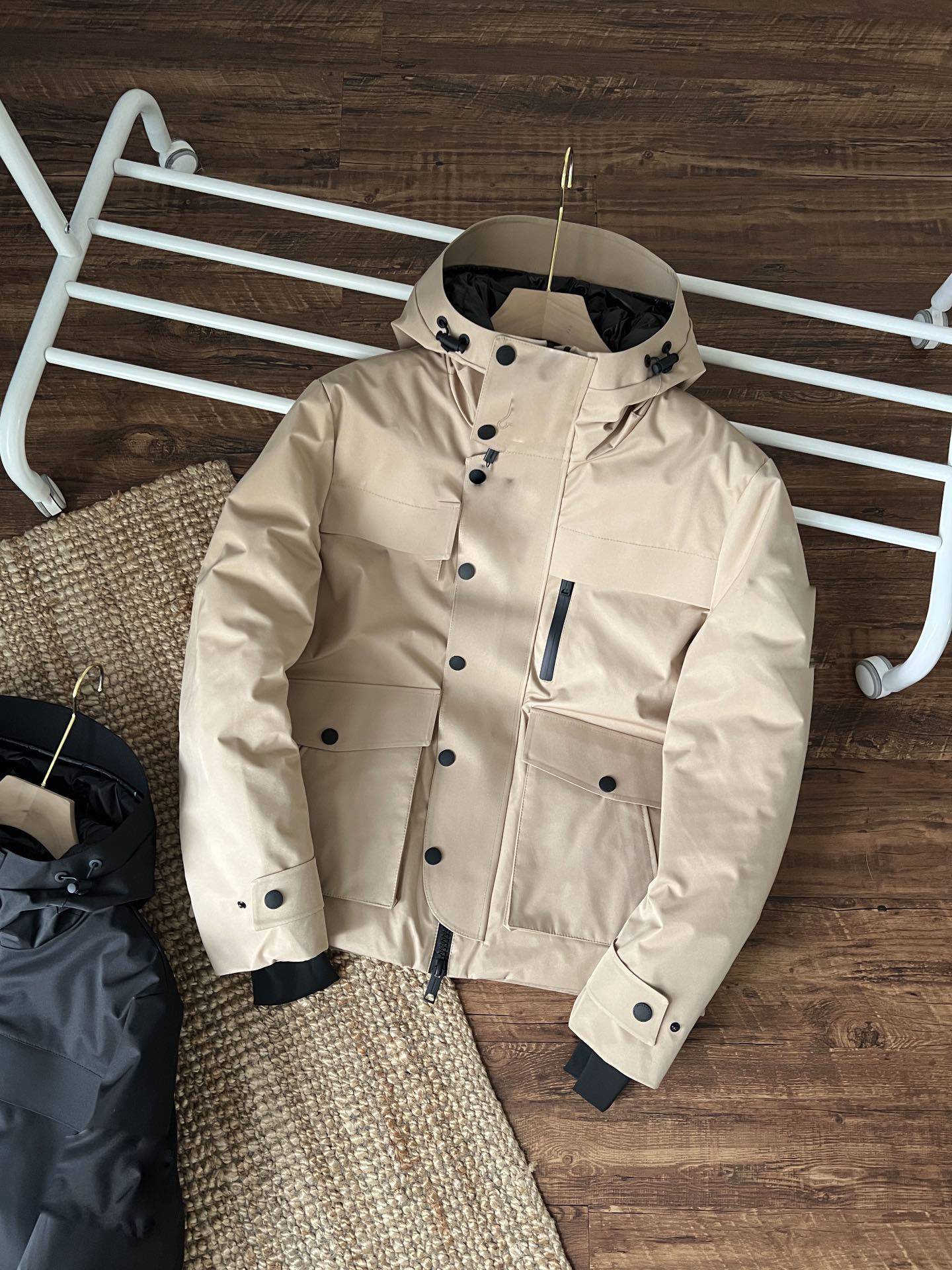 2022 autumn and winter 90 white duck down skiing suit climbing windproof and waterproof multi -pocket men's casual hooded down jacket men