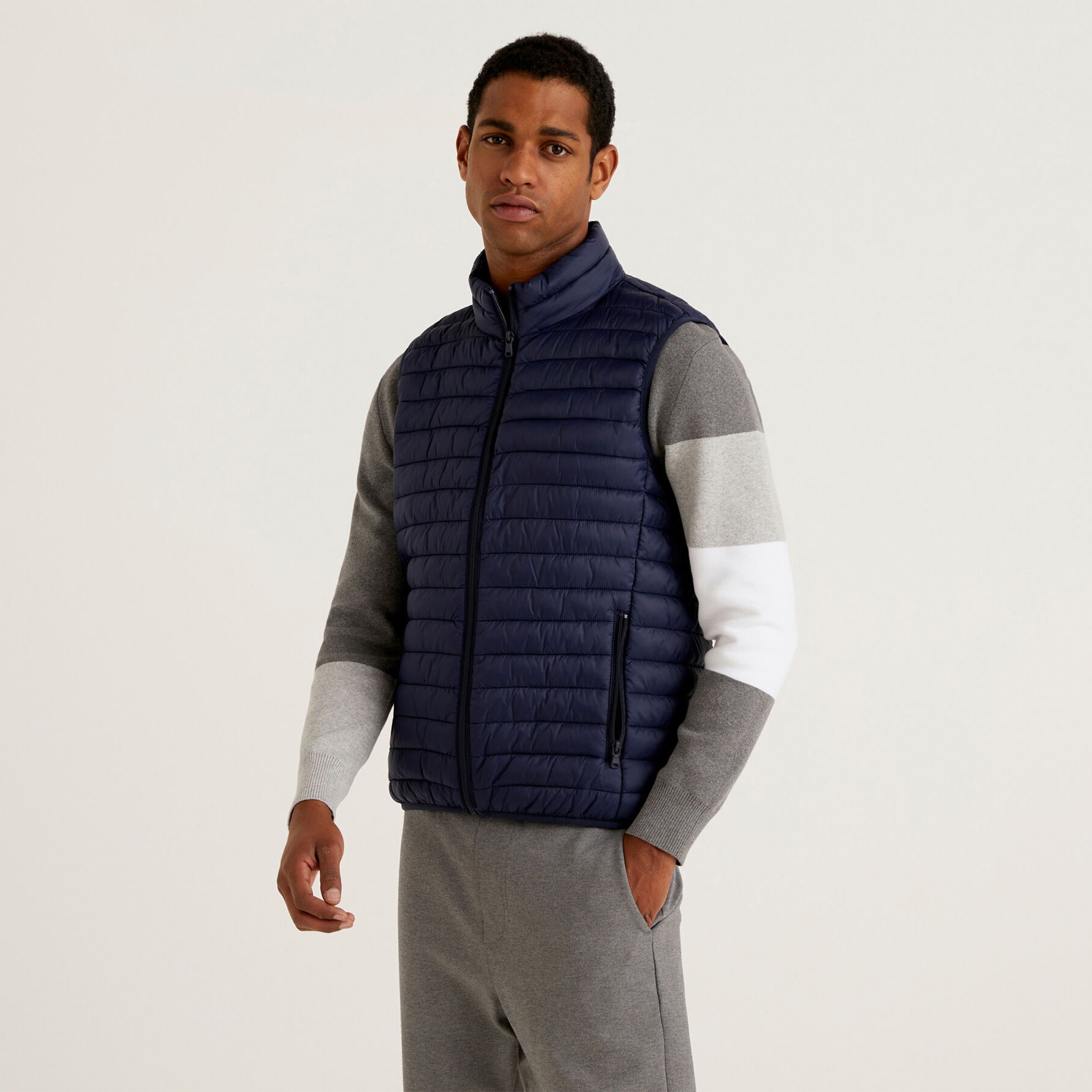 Customized Light-Weight Fashion Zipper Winter Puffer Jacket Half Sleeves Hooded Wholesale Product with Warm Fabric Cheap Price