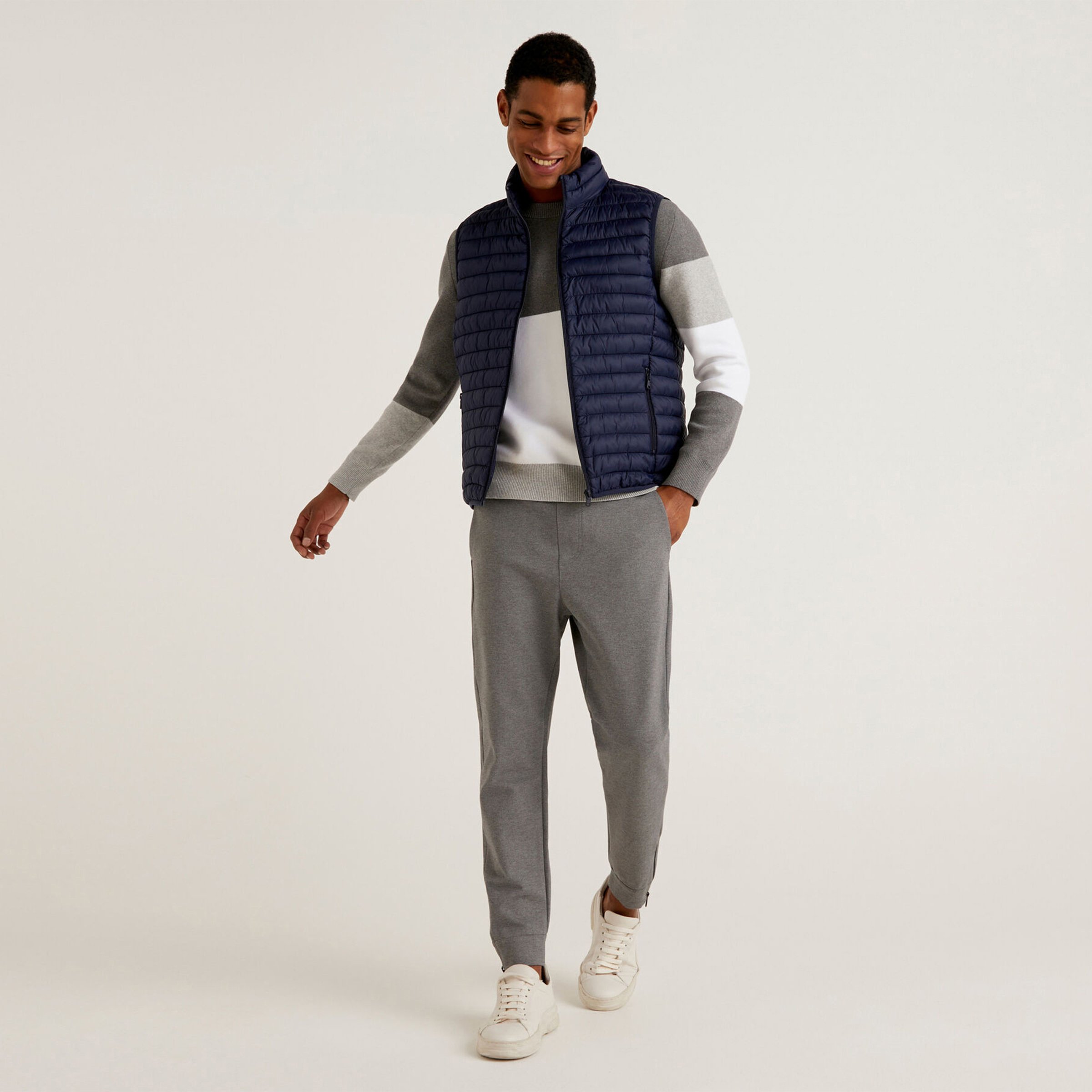 Customized Light-Weight Fashion Zipper Winter Puffer Jacket Half Sleeves Hooded Wholesale Product with Warm Fabric Cheap Price