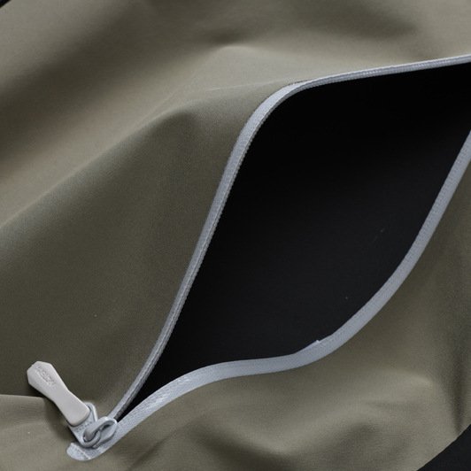 Men's Three-Layer Soft Summer Hard Shell Jackets Waterproof Hiking Windbreaker with Pressed Rubber Zipper Heating Rash Jacket