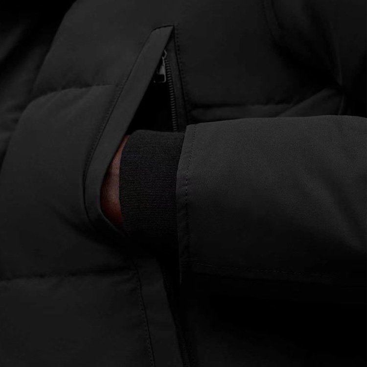Men's High Quality Winter Coat Canada Wyndham Coyote Fur Trim Hooded Down Jacket Male Quilted Puffer Jacket