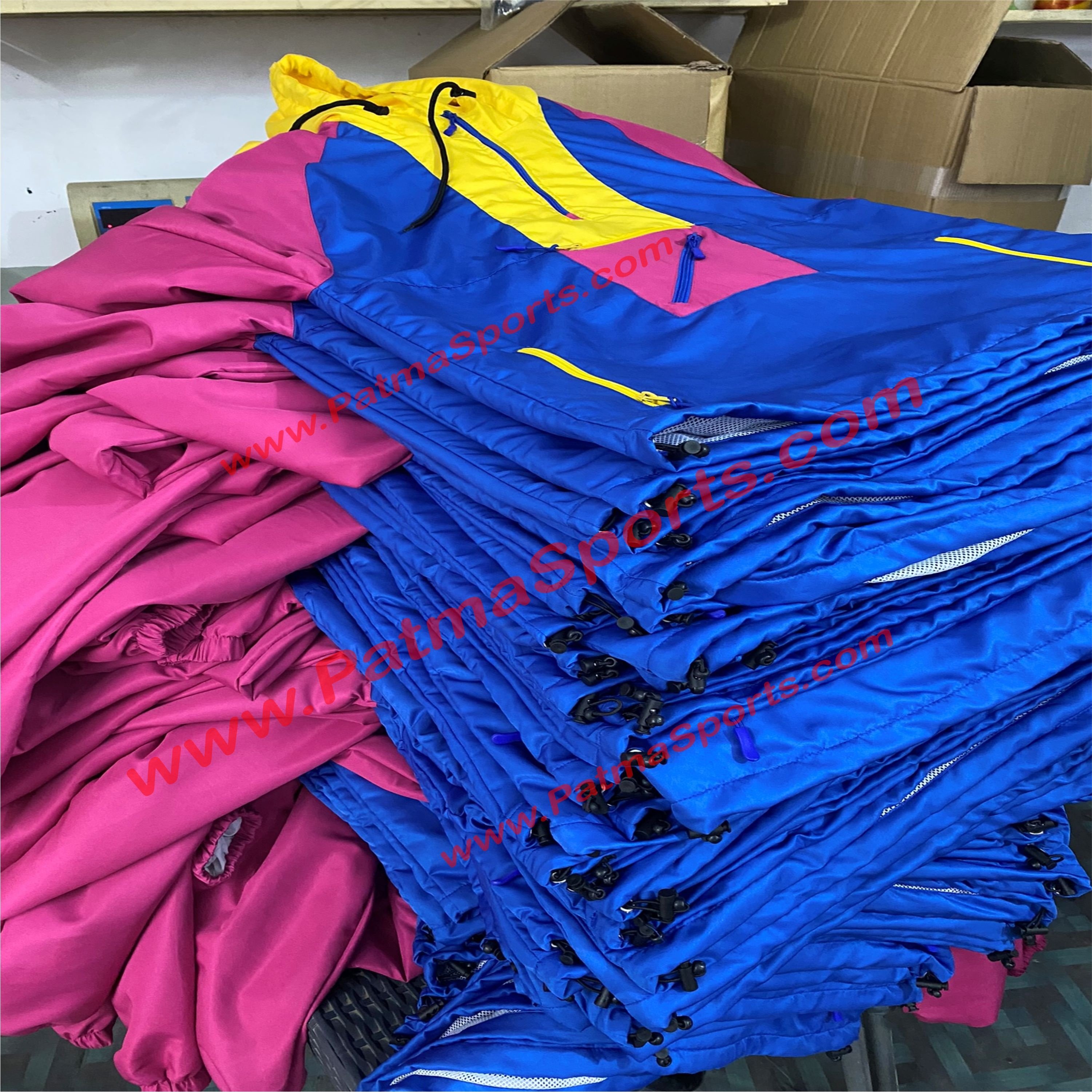 Trending Best Selling Wind Breaker Wholesale Rain Jacket Windbreaker Rain with customize logo Tags and printing on it OEM ODM