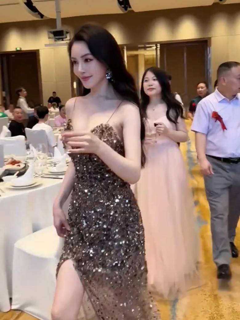 Sexy high -end light luxury sleeveless long skirt