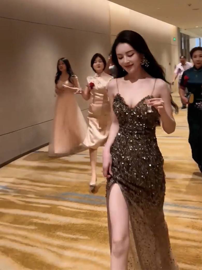 Sexy high -end light luxury sleeveless long skirt