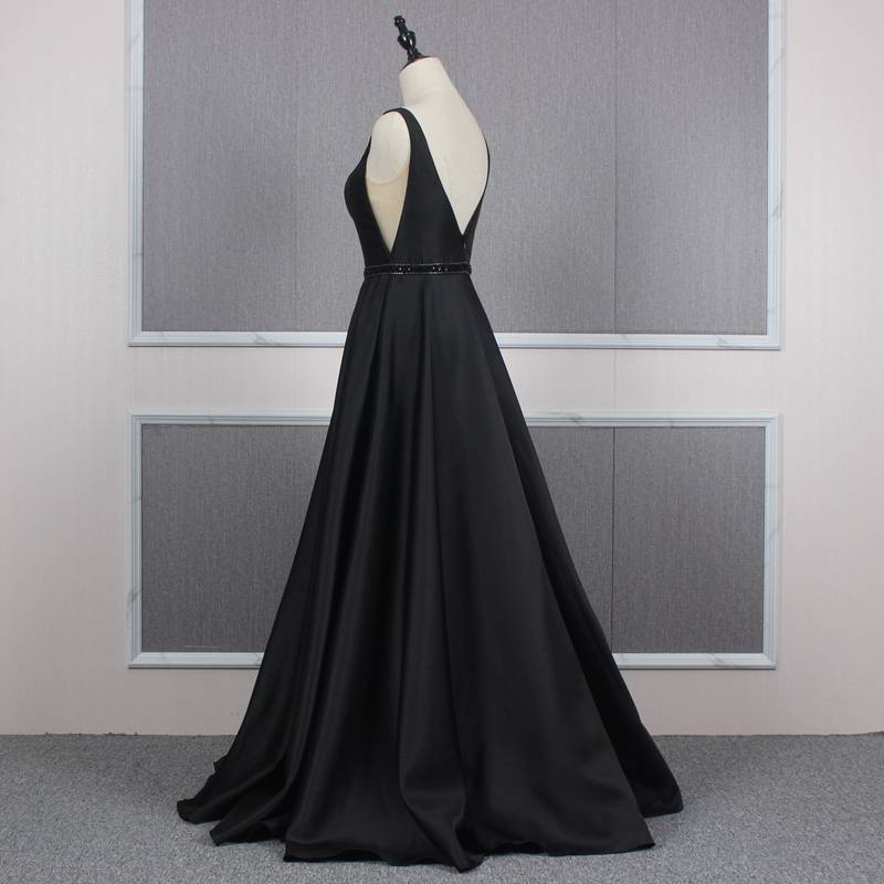 yoyo black dress long skirt shows a thin gas banquet