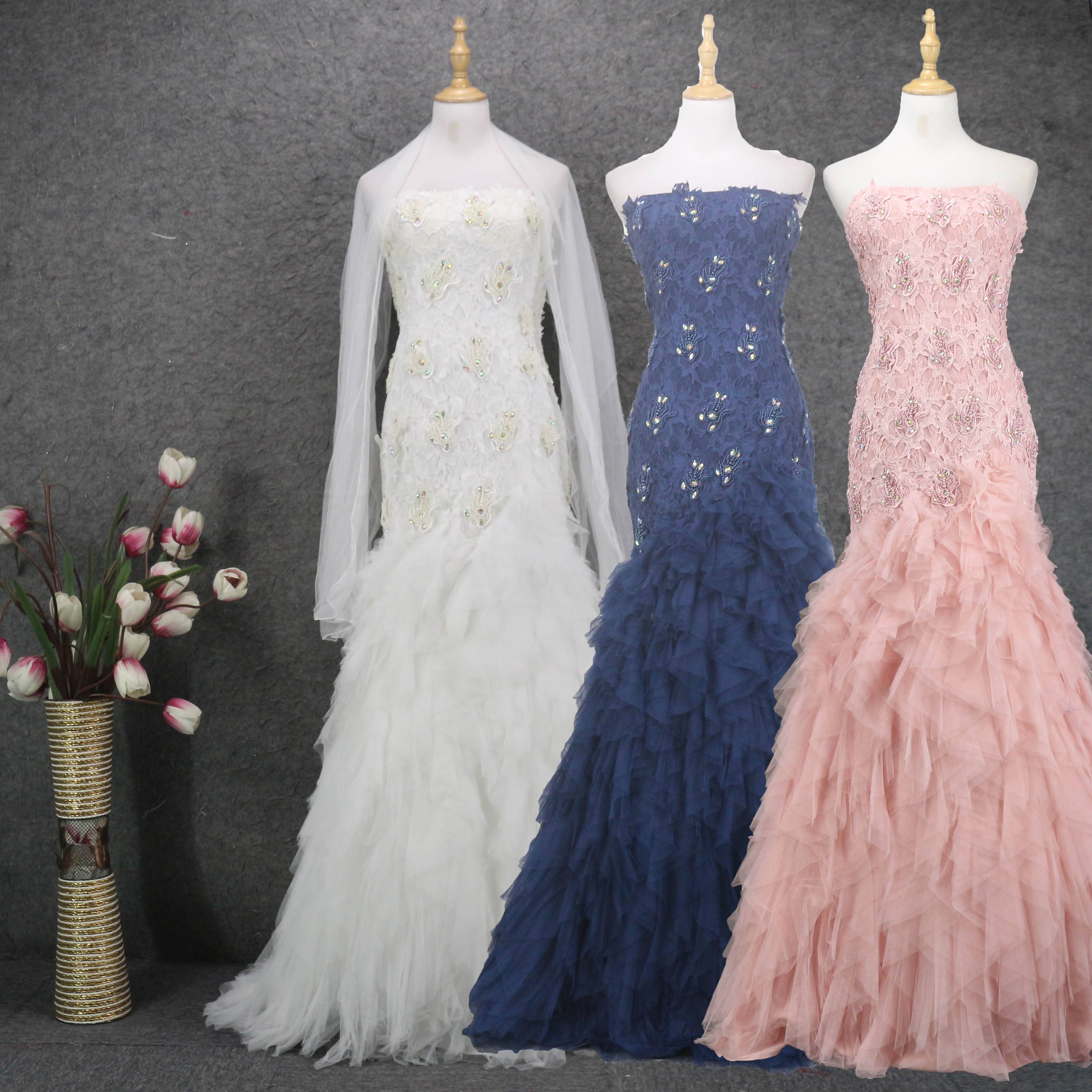 Live special shots of heavy work or lonely dresses without changing evening dresses