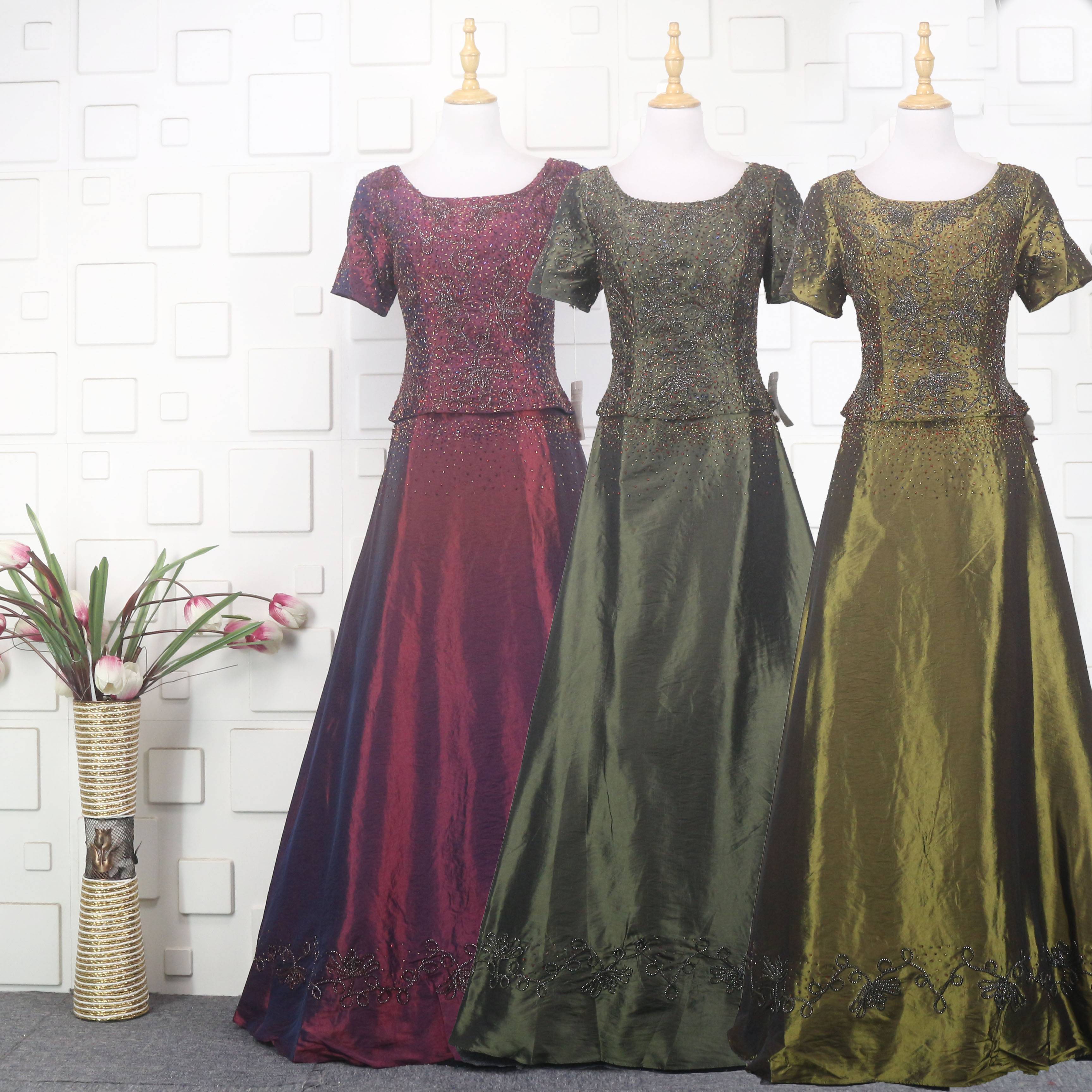 Live special shots of heavy work or lonely dresses without changing evening dresses