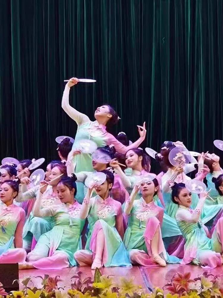 Light makeup and thick wipes are always suitable for dance and clothing women's group fan group dance performance clothes summer classical dance performance service new model