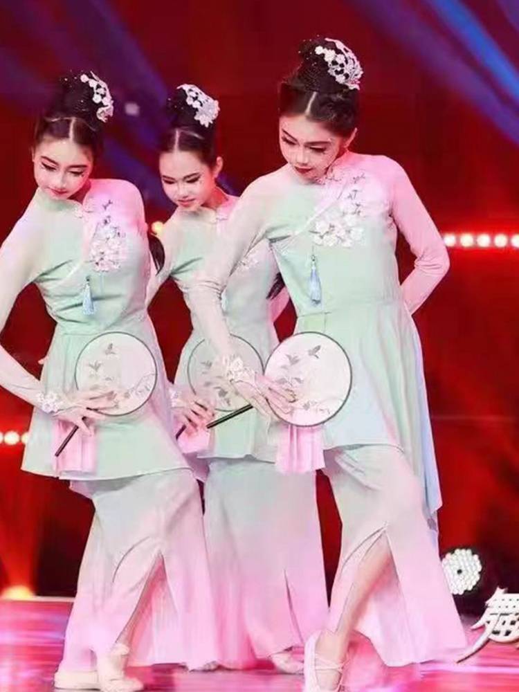 Light makeup and thick wipes are always suitable for dance and clothing women's group fan group dance performance clothes summer classical dance performance service new model