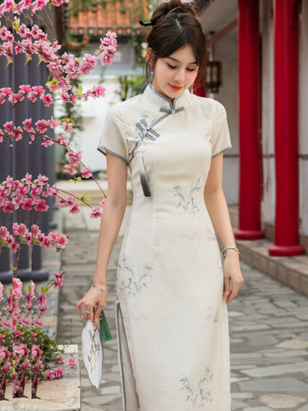 Summer parent -child installation of a family of three new Chinese mothers and daughter outfits cheongsam family portrait photography Chinese style walk show show