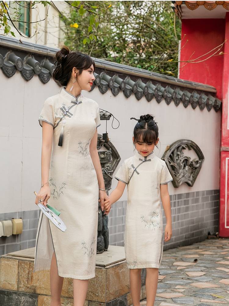 Summer parent -child installation of a family of three new Chinese mothers and daughter outfits cheongsam family portrait photography Chinese style walk show show