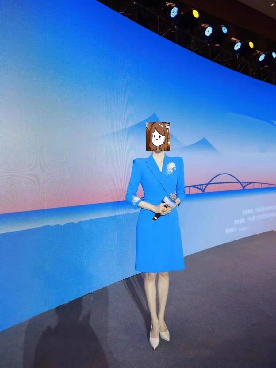 The host of the temperament annual meeting dress blue dress