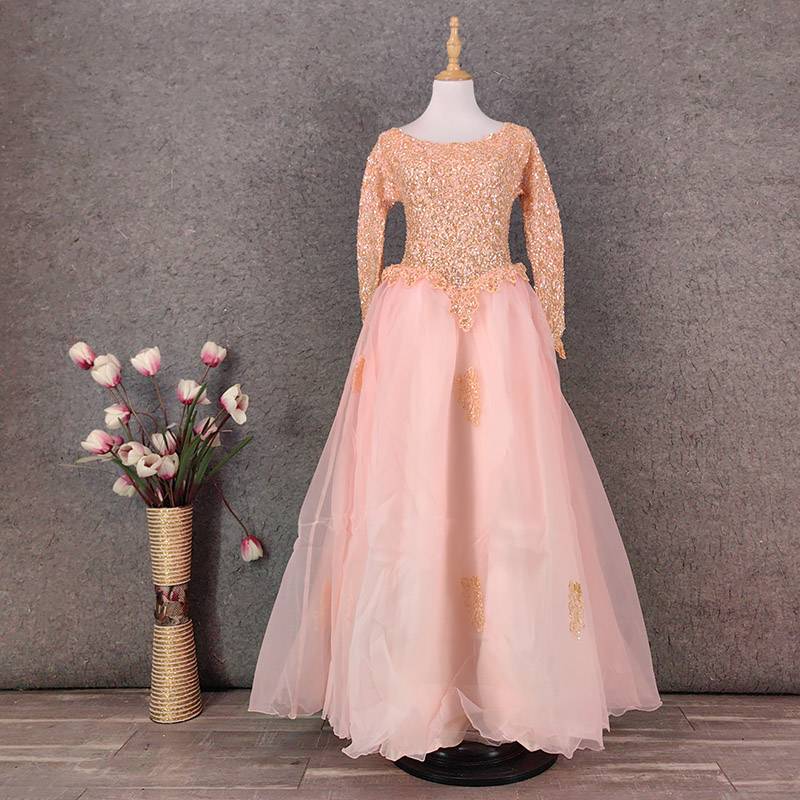 In the escape princess skirt, the pearl beaded dress shows a thin dress