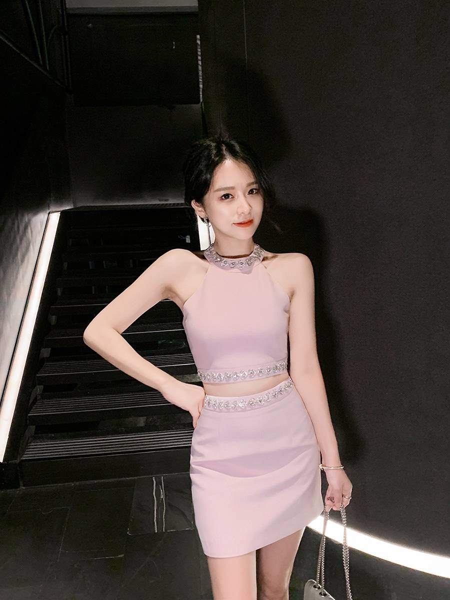 The evening service birthday party can usually wear light luxury niche
