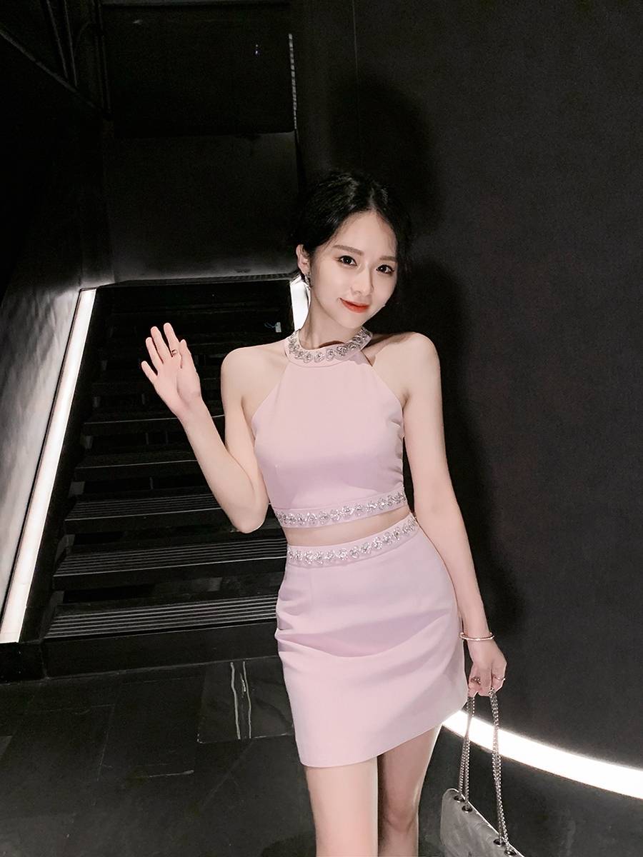 The evening service birthday party can usually wear light luxury niche