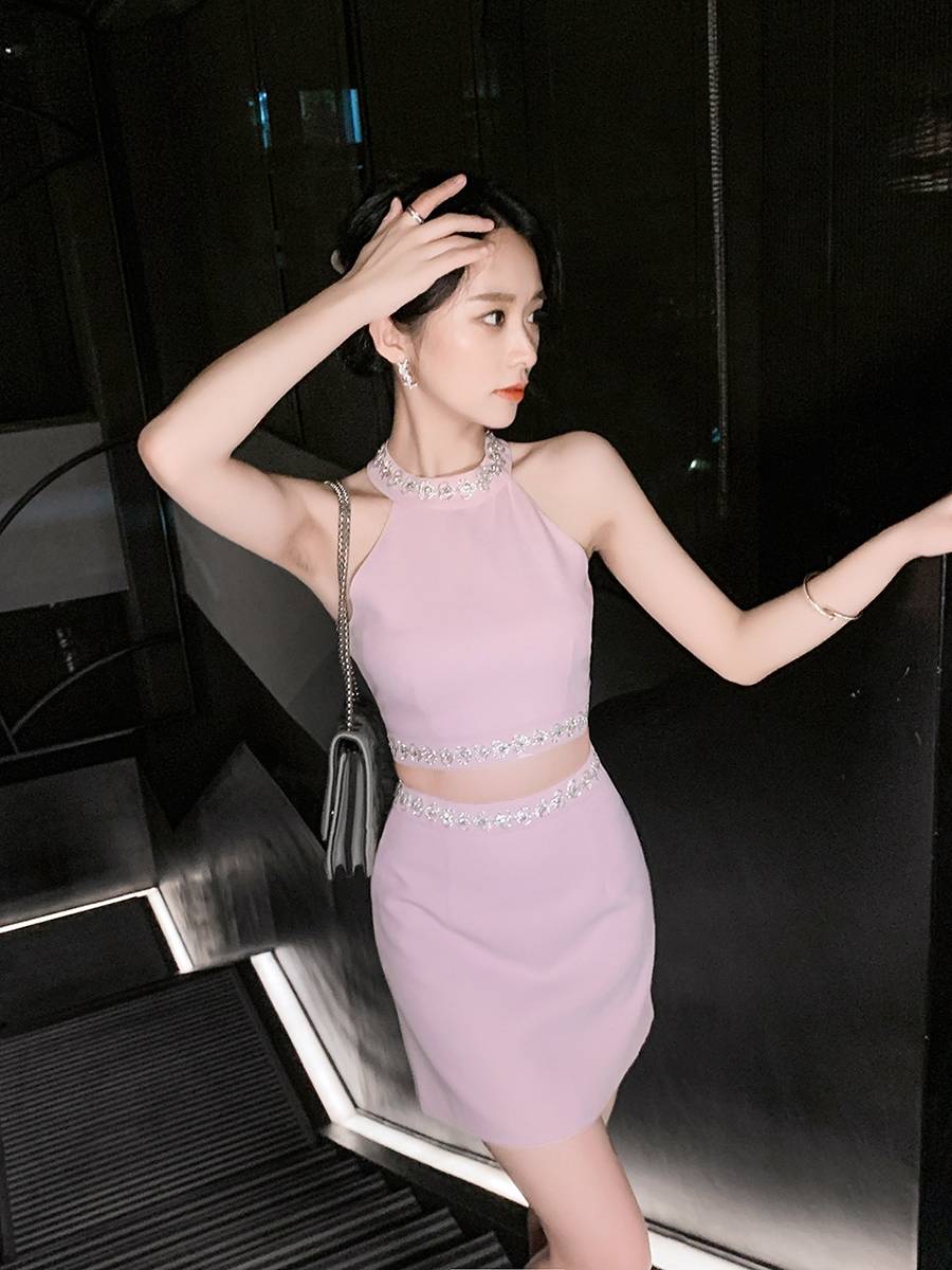 The evening service birthday party can usually wear light luxury niche