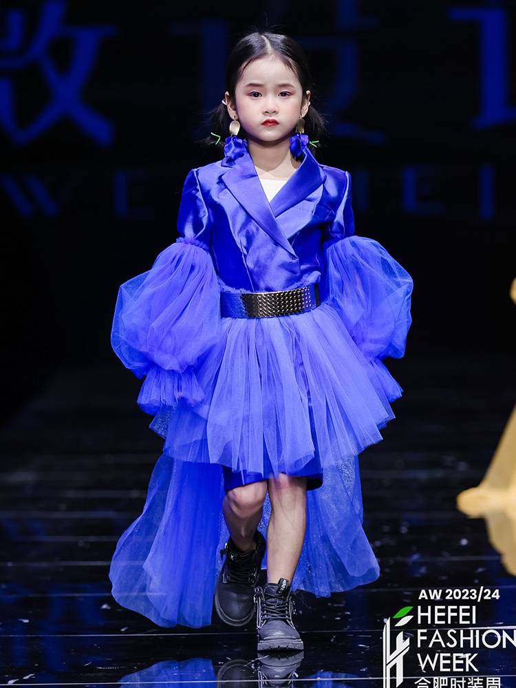 Dress suit show, fried street girl