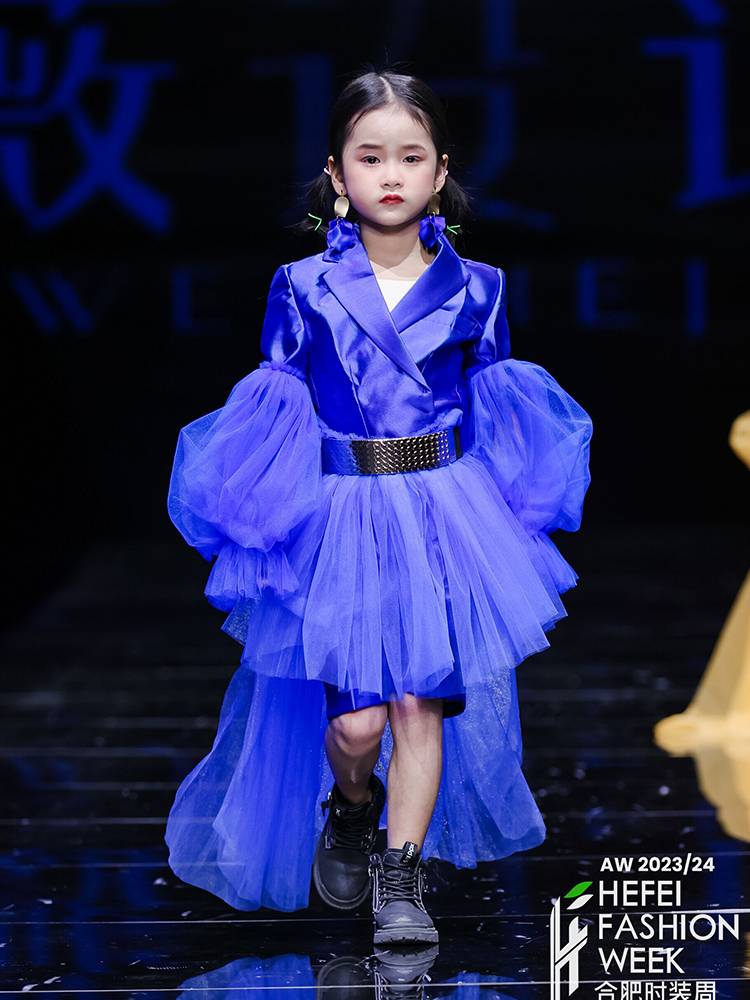 Dress suit show, fried street girl