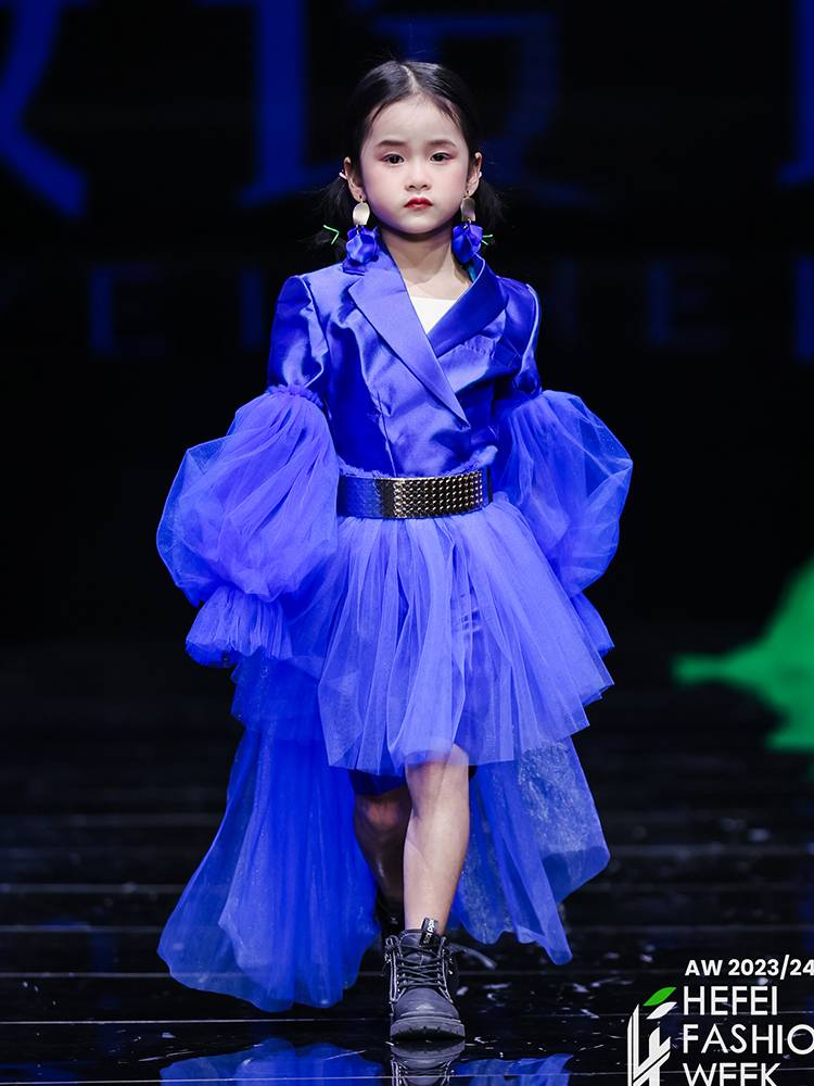 Dress suit show, fried street girl