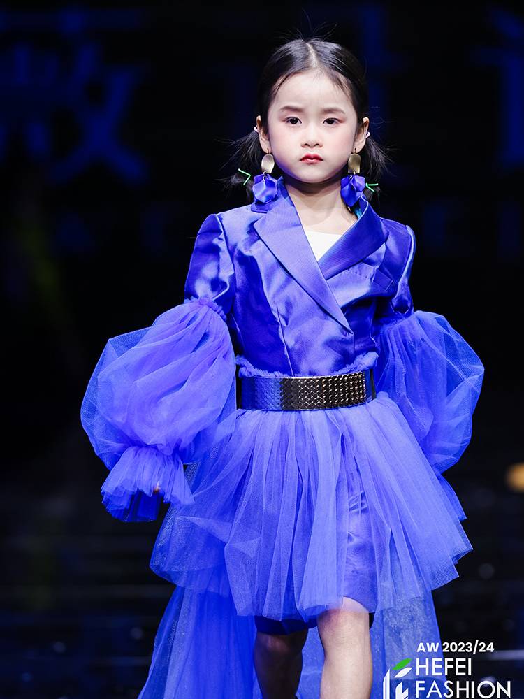 Dress suit show, fried street girl