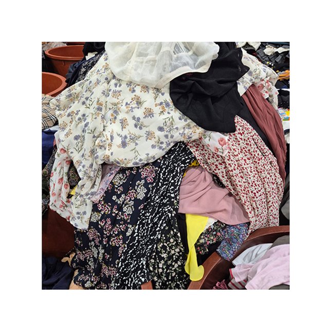 Thrift Vintage Used clothes Used clothes are cheap Promotional sales Steady sales Old clothes Old bag Old shoes