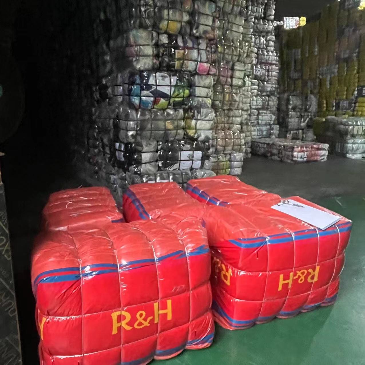 2024 High quality mixed men's and women's children's used clothes bales second-hand clothes clean A-grade branded clothes