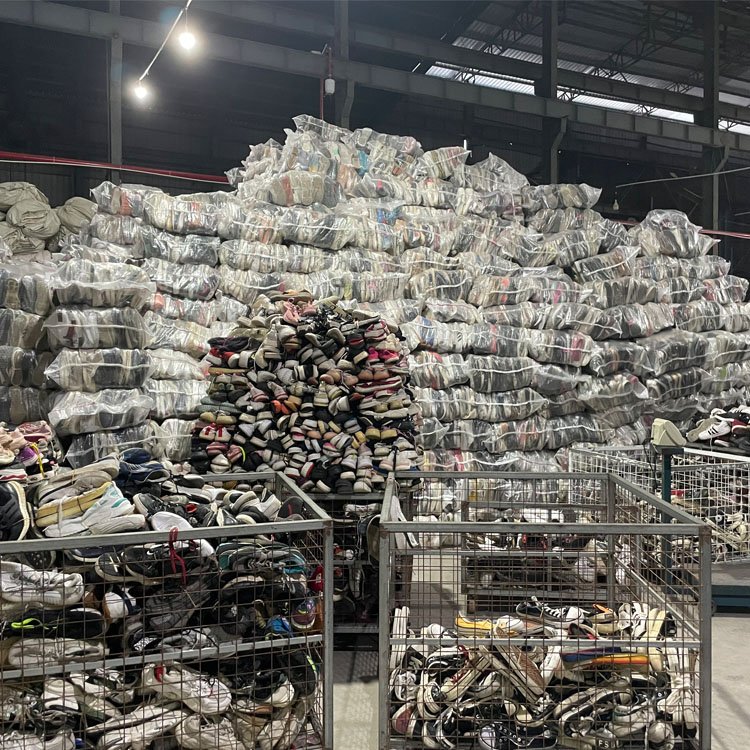 A Grade Second Hand Clothes Wholesale Bulk Mixed Used Clothes Shoes Bags Bales for woman man and kids