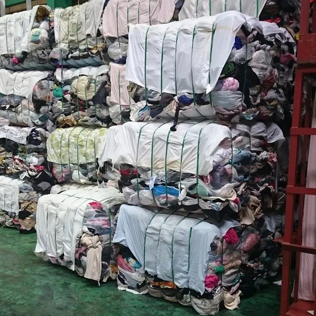 Mixed second hand clothes