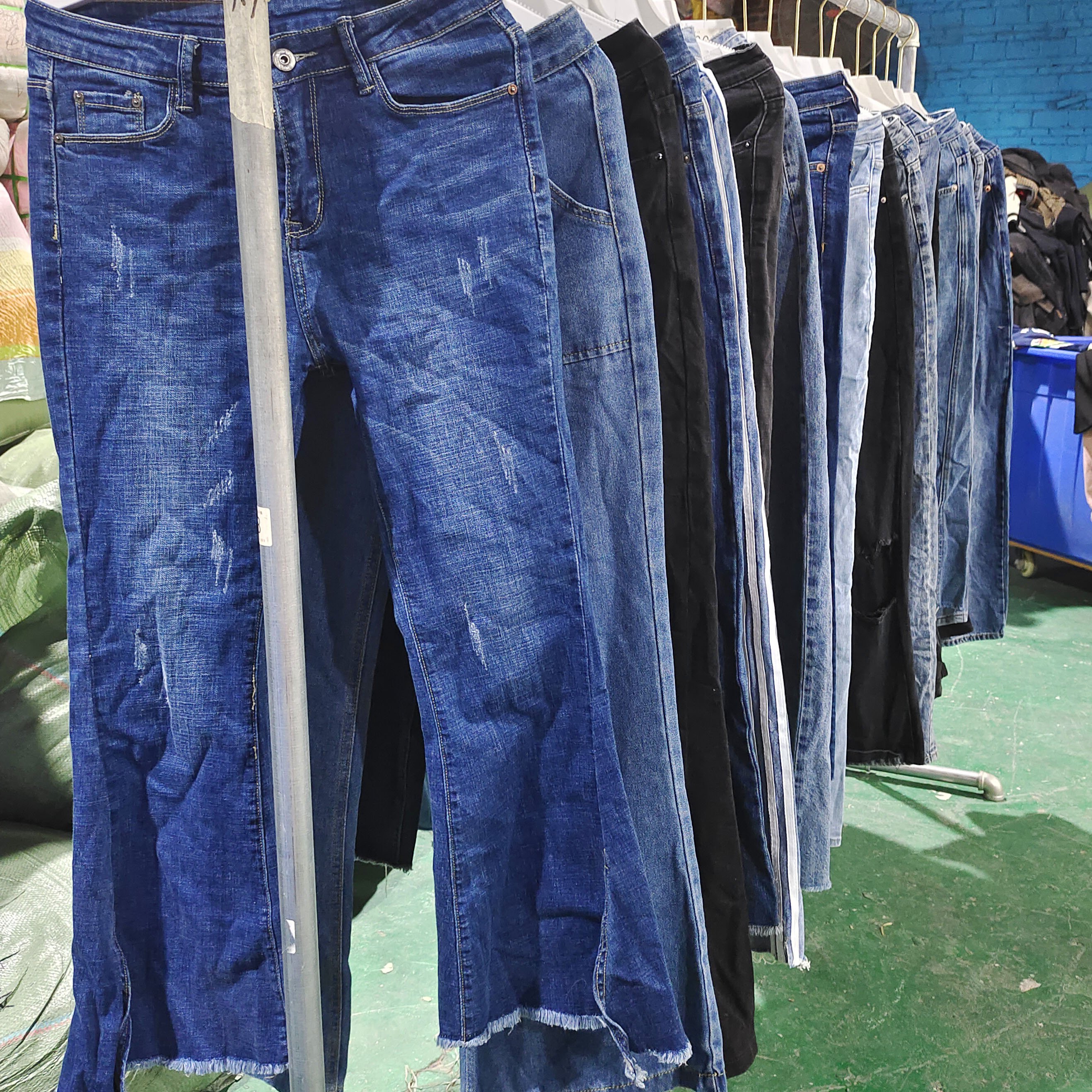 Wholesale of cheap jeans bundles for women's second-hand jeans used clothes bales