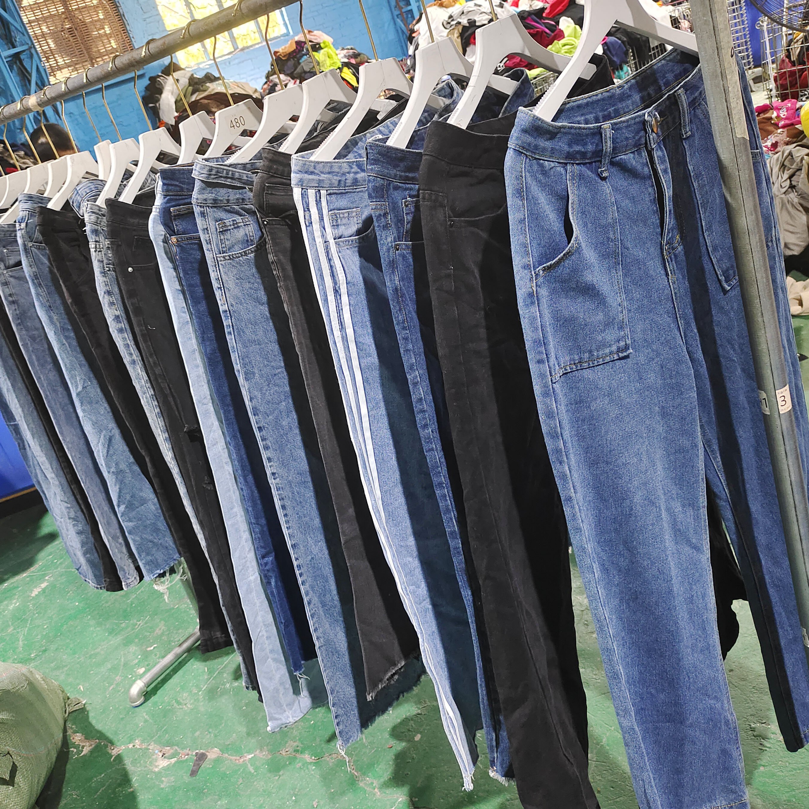Wholesale of cheap jeans bundles for women's second-hand jeans used clothes bales