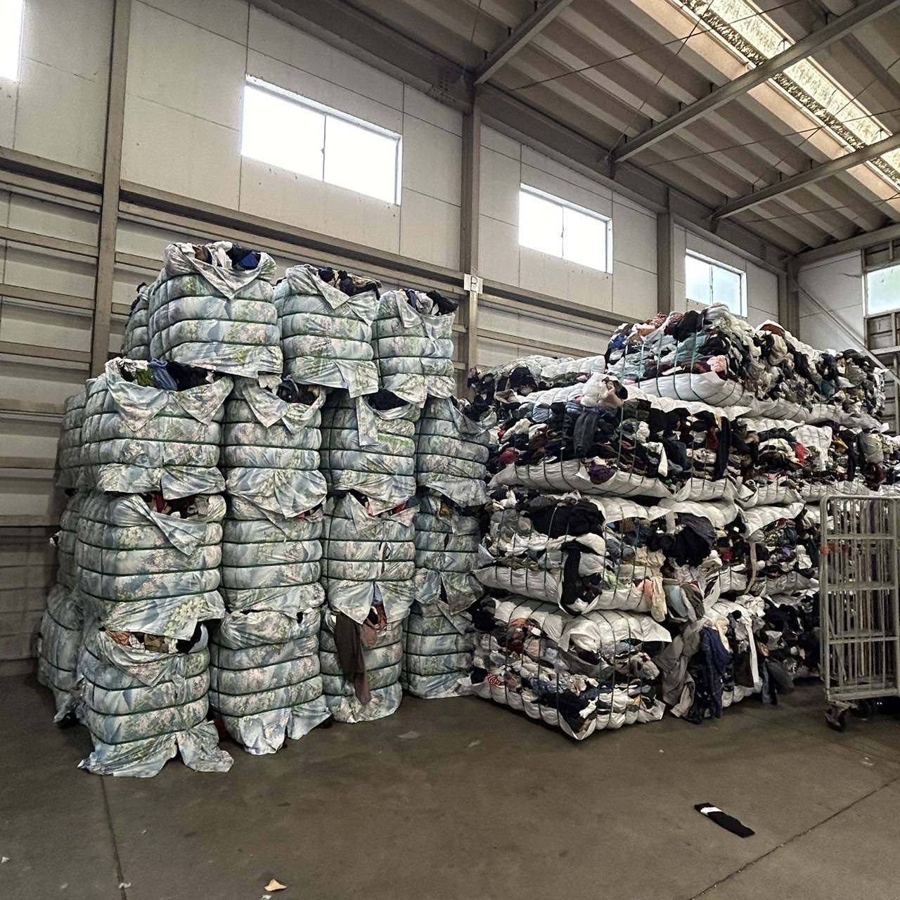 container Premium Wholesale Branded High Quality Bulks Men Women container bale Japan Used Clothing Exporters used clothes