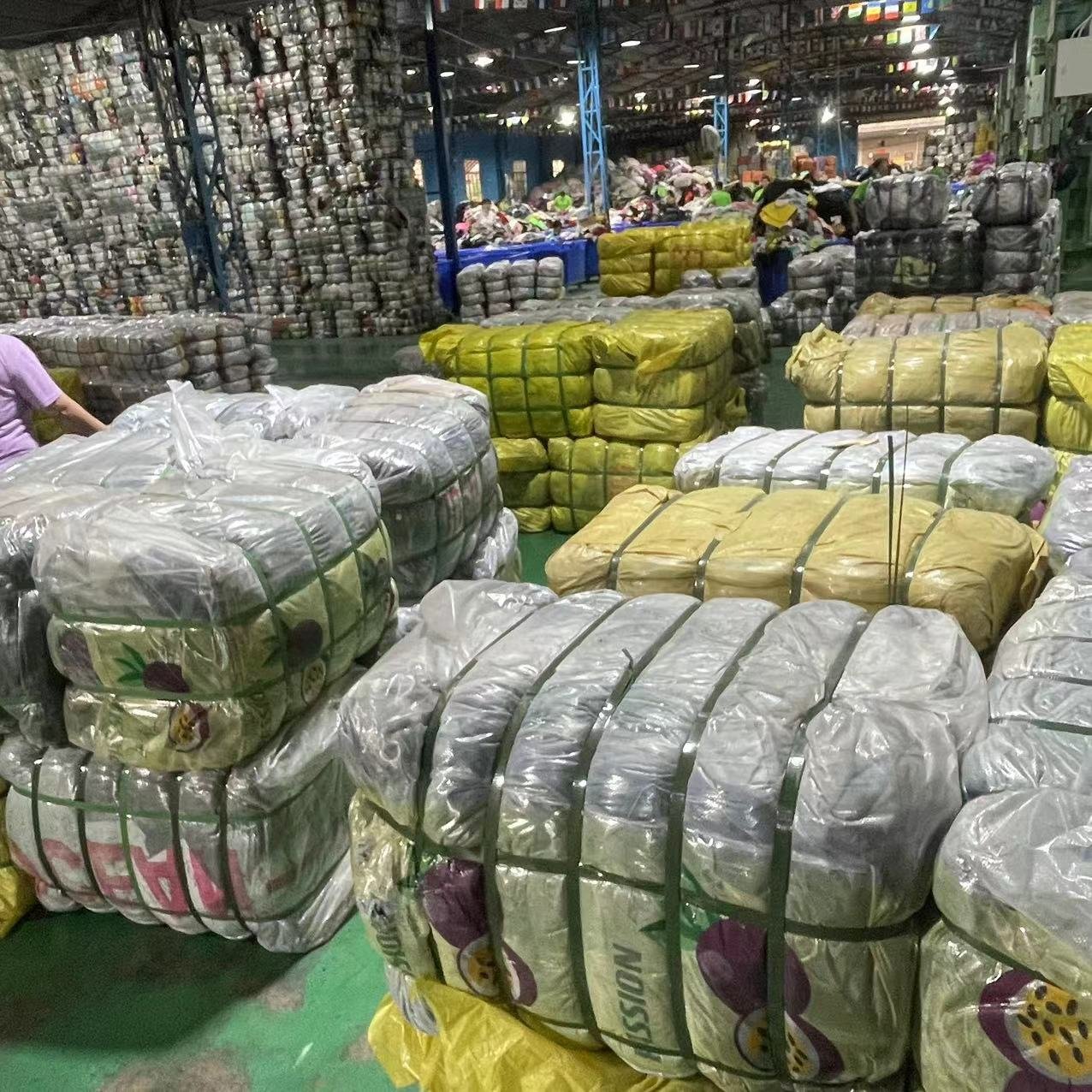 Men's and women's clothing second-hand clothing for sale 45kg/65kg/80kg/100kg packaging, wholesale of used clothes