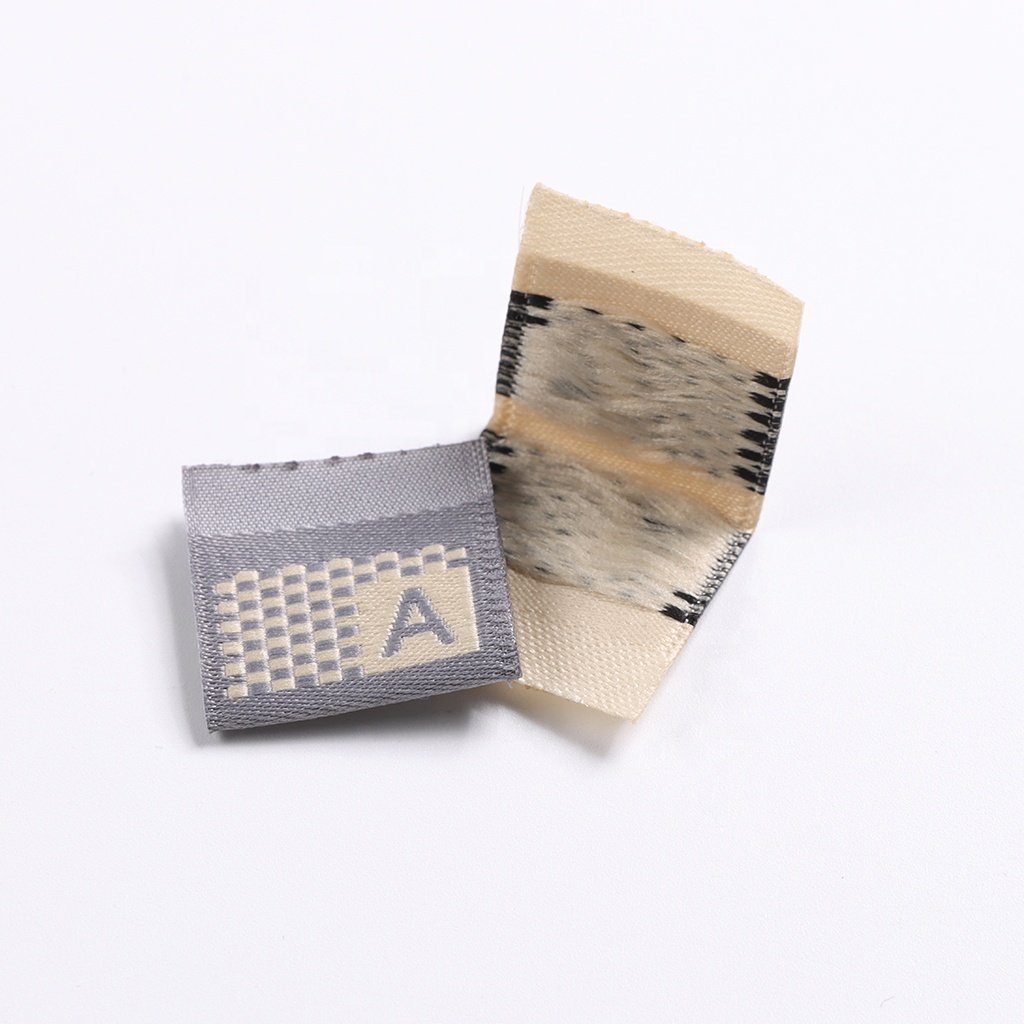 Factory Custom Polyester Brand Custom Color 100 Pcs Center Fold Clothes Woven Garment Label Neck Tag Clothing Labels