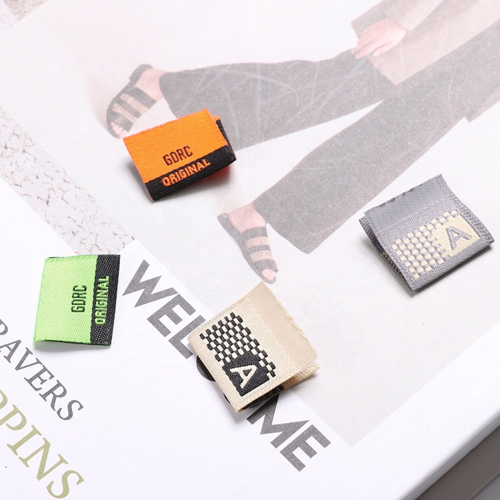 Factory Custom Polyester Brand Custom Color 100 Pcs Center Fold Clothes Woven Garment Label Neck Tag Clothing Labels