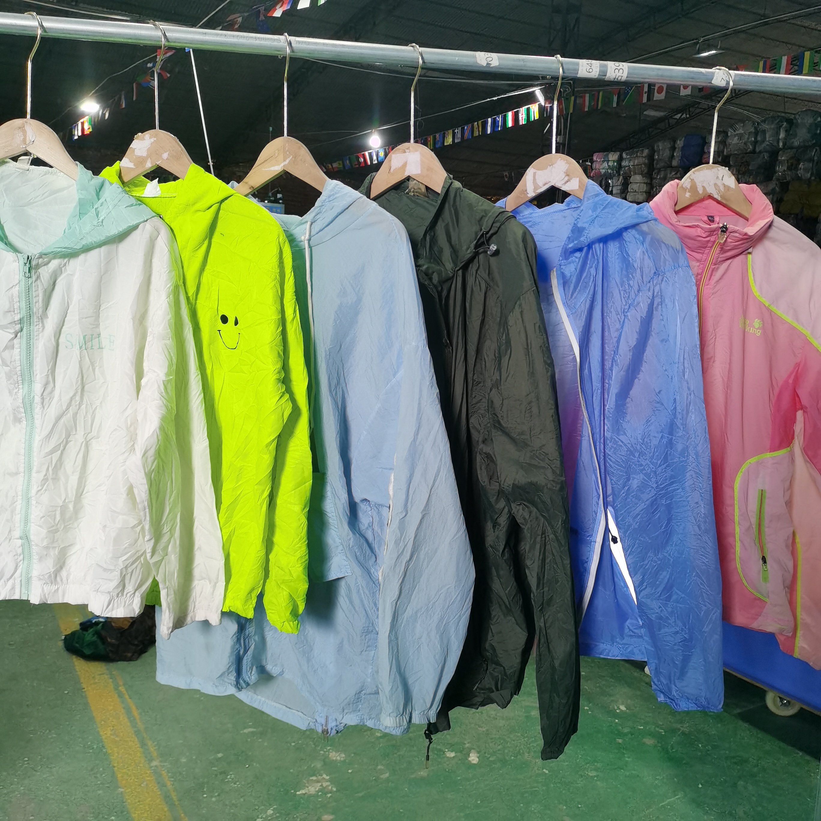 A+ Used Bales Women Clothes Wide Leg Jeans Bale Thrift White Cotton Jacket Summer Tops Long T-shirts