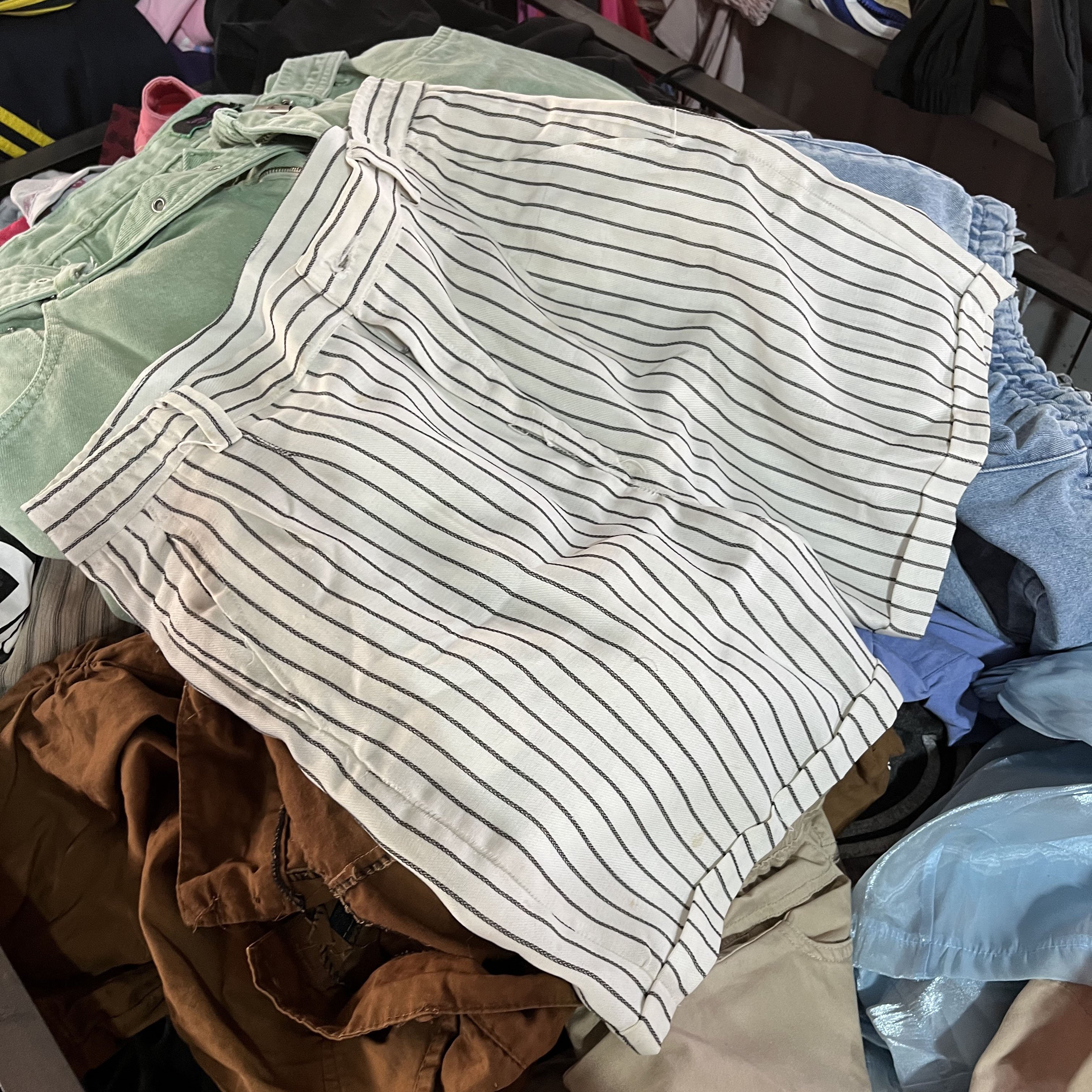 Used Clothes Bundle For Lady Second Hand Women Jean Shorts Fashionable Denim Mid Short Pants Summer For Ladies Pakistan