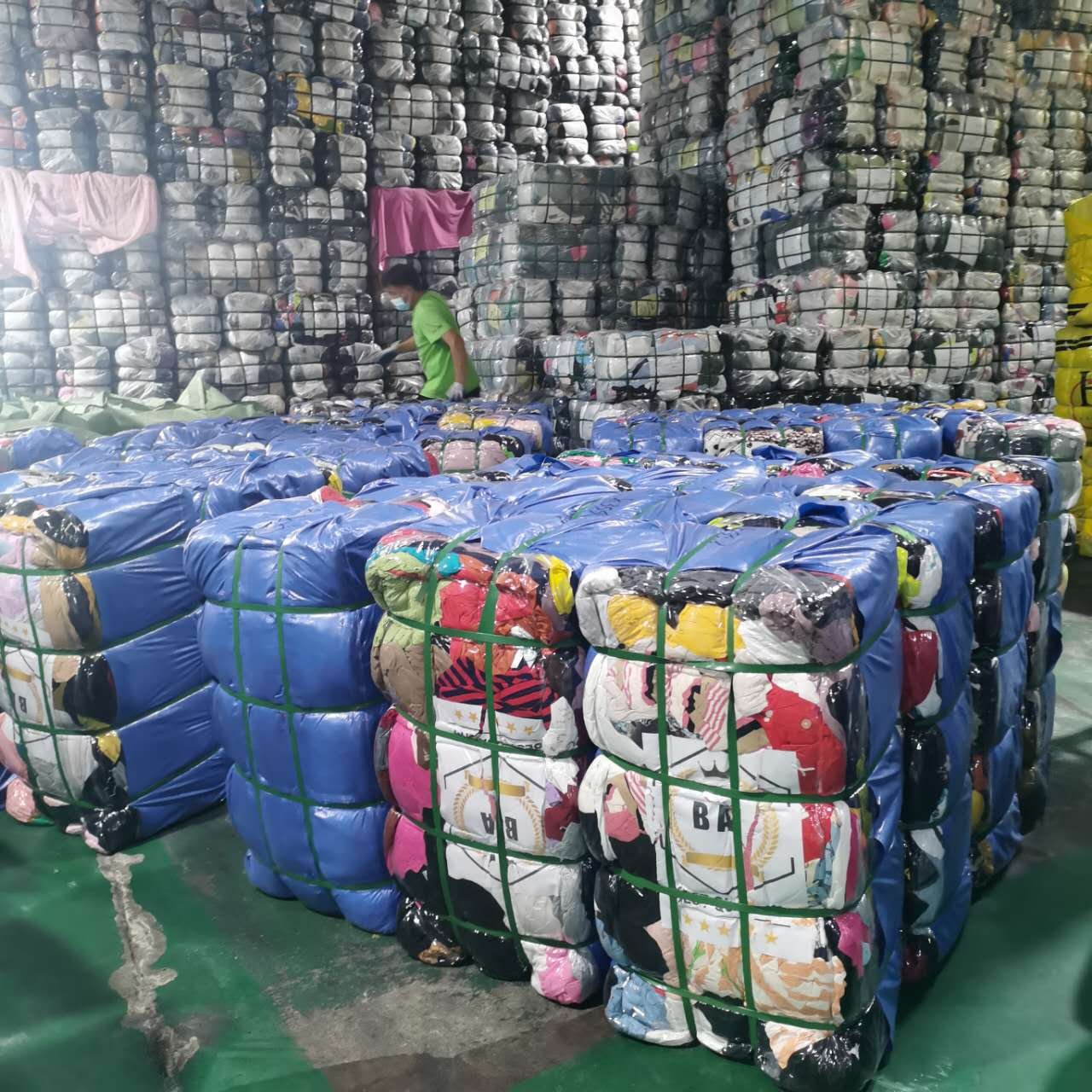 Men's and women's clothing second-hand clothing for sale 45kg/65kg/80kg/100kg packaging, wholesale of used clothes
