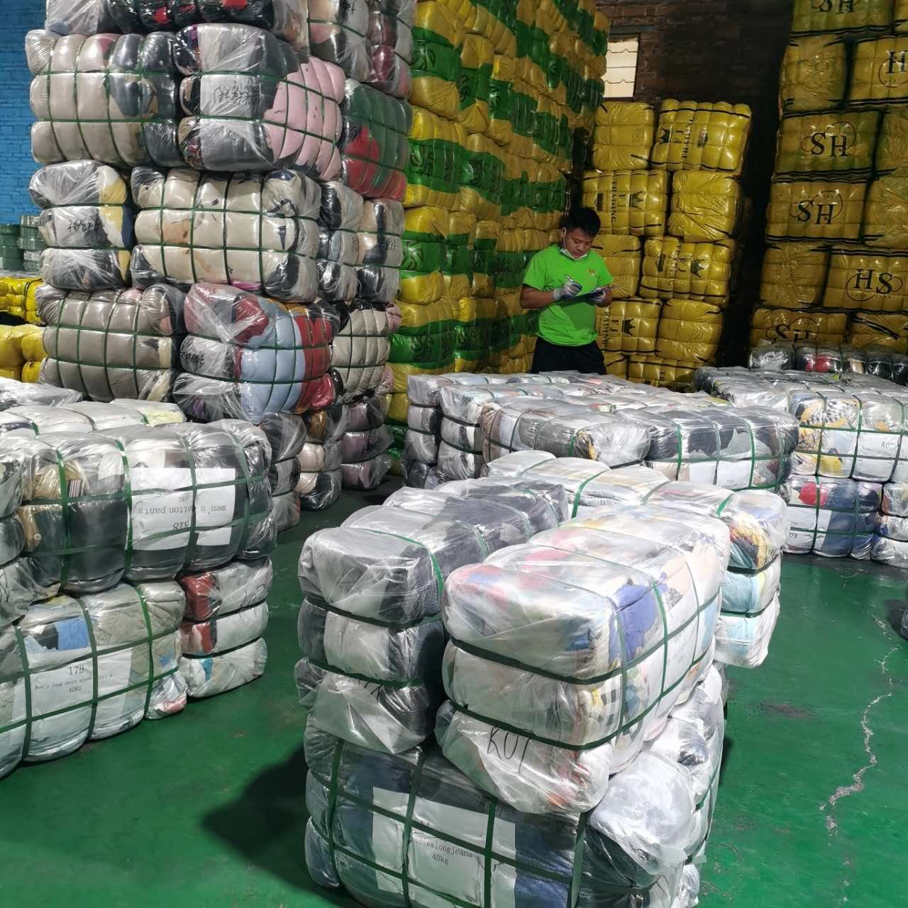 Men's and women's clothing second-hand clothing for sale 45kg/65kg/80kg/100kg packaging, wholesale of used clothes