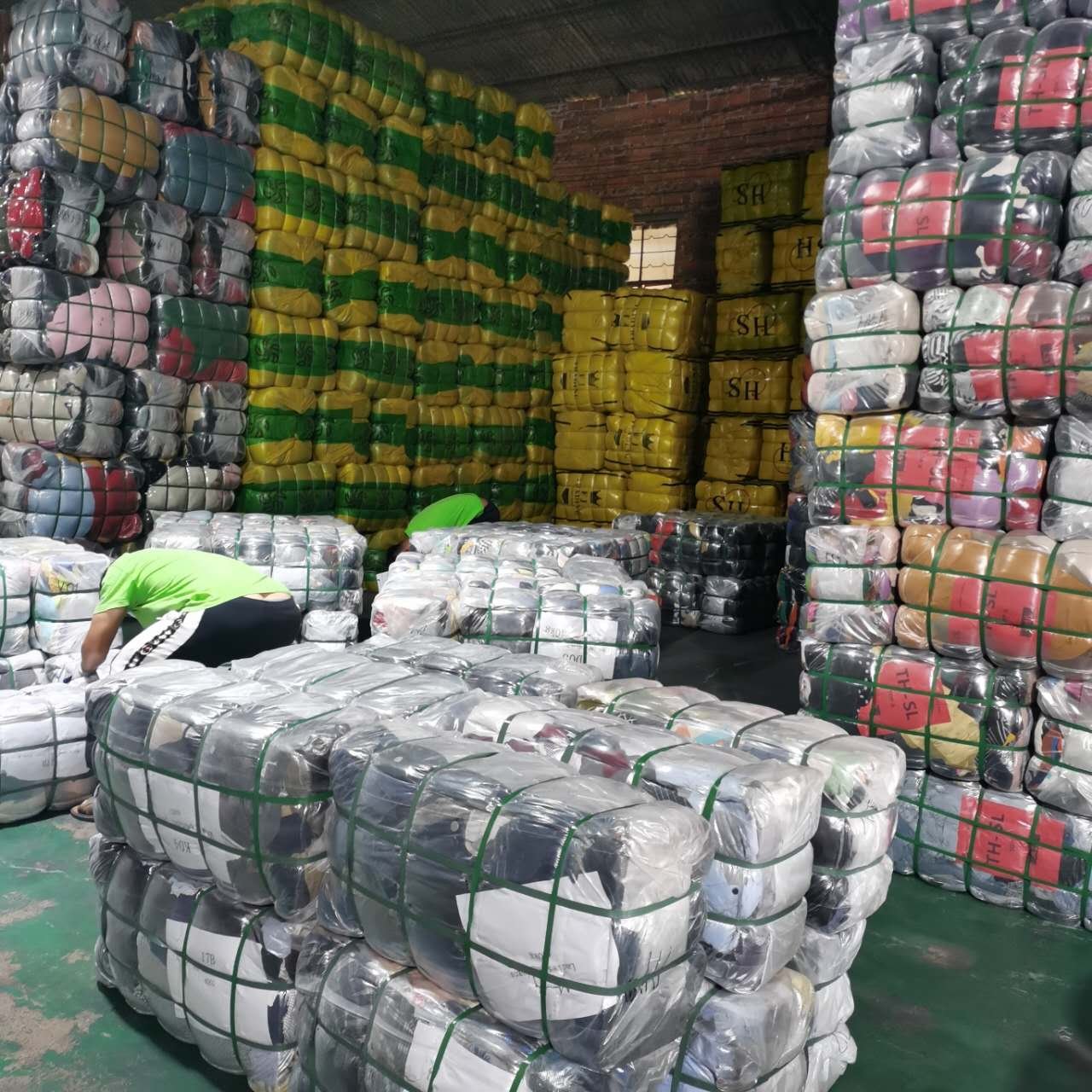 Men's and women's clothing second-hand clothing for sale 45kg/65kg/80kg/100kg packaging, wholesale of used clothes