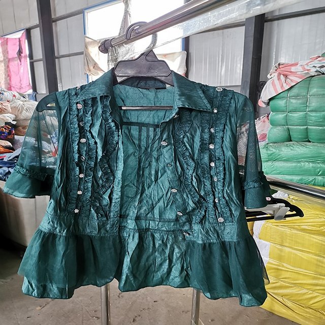 The factory sells used mixed skirts for ladies