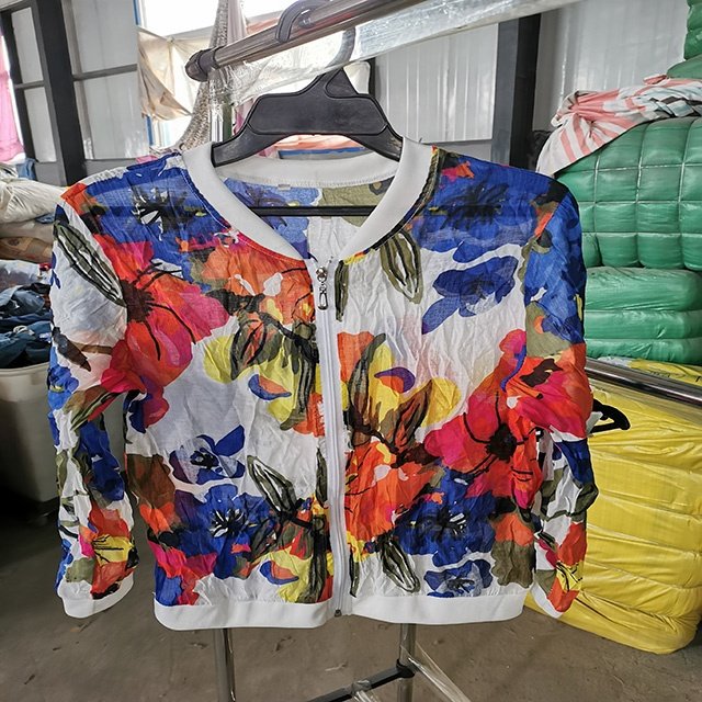 The factory sells used mixed skirts for ladies